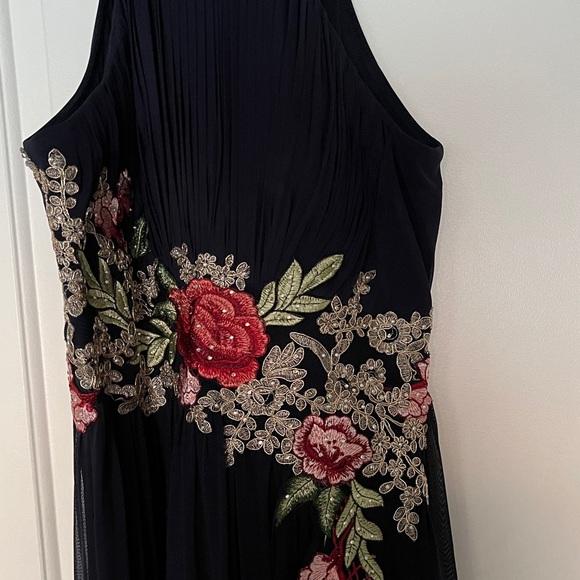 Elegant Navy Floral Embroidered Formal Dress - Picture 3 of 7